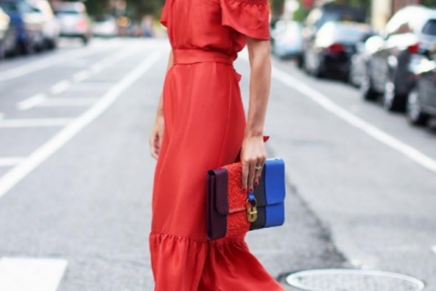 Street style: H Blair Eadie σου προτείνει κατακόκκινο off-shoulder φόρεμα