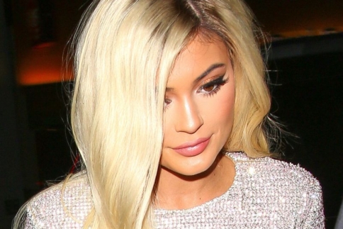 H Kylie Jenner έβαψε κατά λάθος πλατινέ τα μαλλιά της! 