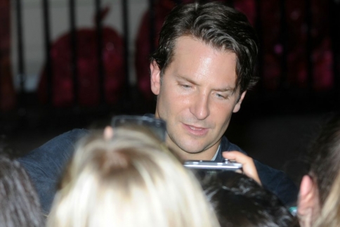 Bradley Cooper σε έπιασαν οι ντροπές; Αποχαιρετάει το Λονδίνο και κρύβεται