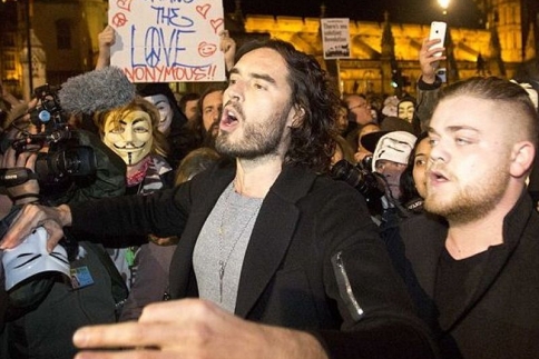 Remeber the 5th of November: Ο Russell Brand σε διαδήλωση!