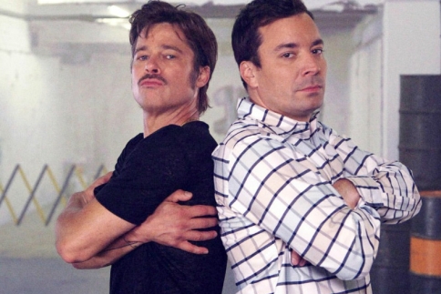 Ο Jimmy Fallon βάζει τον Brad Pitt να του χορέψει breakdance