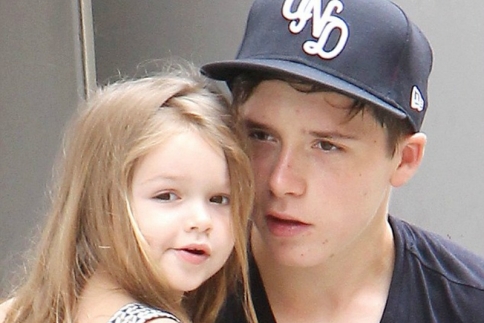 Ο Brooklyn Beckham πήγε με την αδερφή του να αγοράσουν παιχνίδια