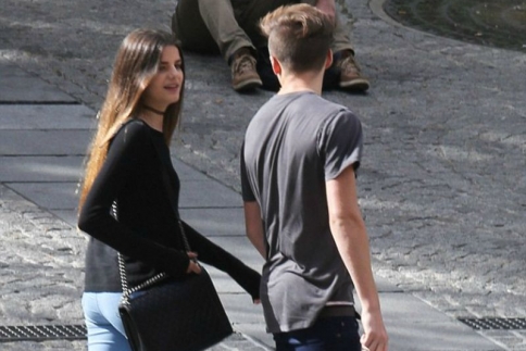 Brooklyn Beckham: Ανακαλύψαμε ποιο είναι το μυστηριώδες κορίτσι που κυκλοφορεί μαζί του