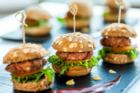 Hamburger με κεφτεδάκια γεμιστά με μοτσαρέλα