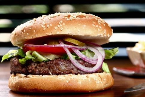 Φτιάξε αμερικάνικο burger με τα όλα του!