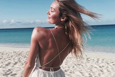 Candice Swanepoel: Κάνει yoga στην παραλία και μας δείχνει το τέλειο κορμί της