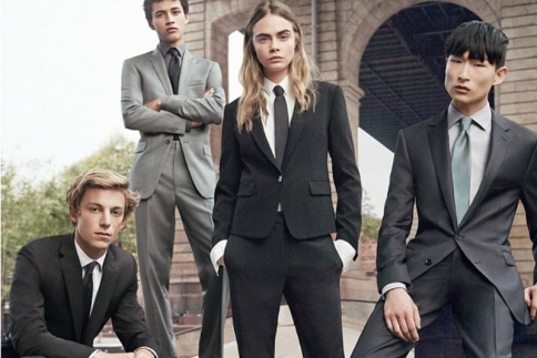 To αγοροκόριτσο Cara Delevingne πρωταγωνιστεί στην αντρική καμπάνια των DKNY 