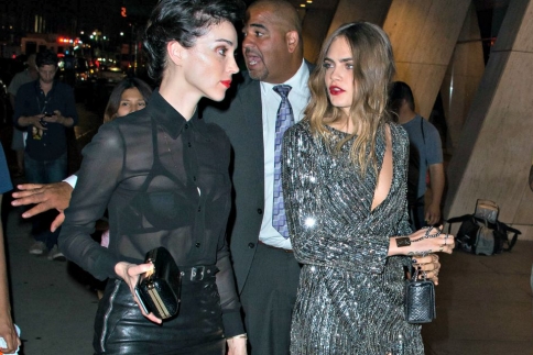 Η Cara Delevigne στην πρεμιέρα της νέας της ταινίας παρέα με το κορίτσι της