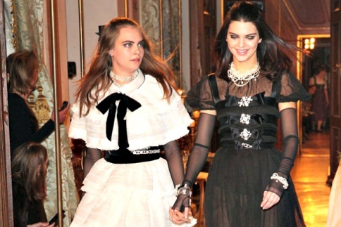 Αυτή η φωτογράφηση θα συζητηθεί: Η Kendall Jenner στην αγκαλιά της Cara Delevigne