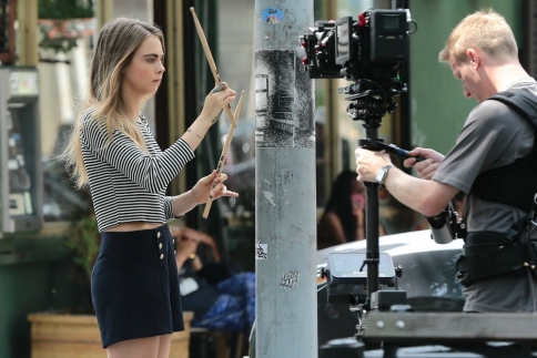 Cara Delevigne: Κεφάτη σε γύρισμα στους δρόμους της Νέας Υόρκης