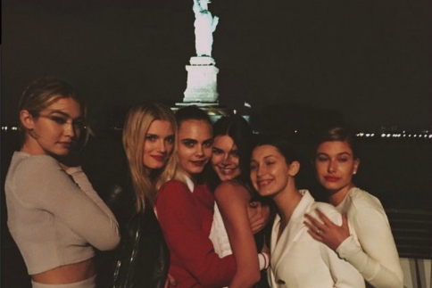 Karl Lagerfeld: Tο party στην κρουαζιέρα του με τα πιο hot supermodels