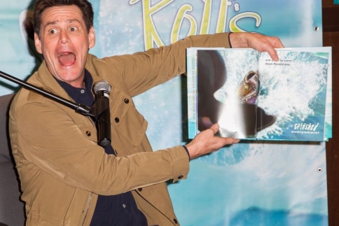 O Jim Carrey ντυμένος... ξανθιά! (video)