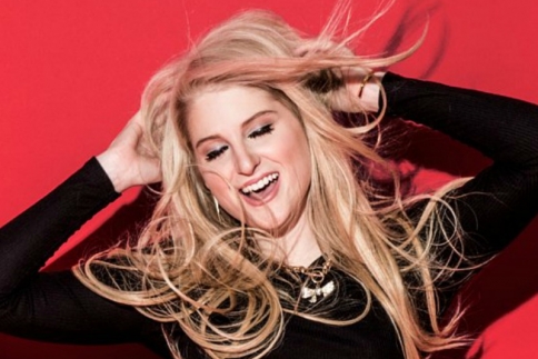 Ένα νεσεσέρ με τα αγαπημένα προϊόντα της Meghan Trainor από την Clinique