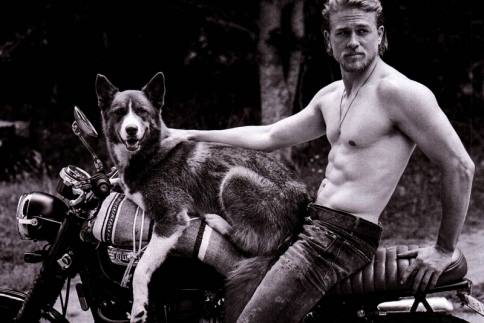 Charlie Hunnam: Οι πιο γυμνές στιγμές του που πρέπει να δεις