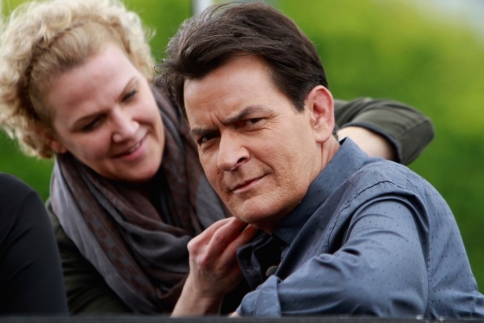 O Charlie Sheen ξανάνιωσε!
