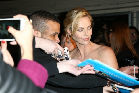 Charlize Theron: Όταν μια σταρ υπογράφει αυτόγραφα