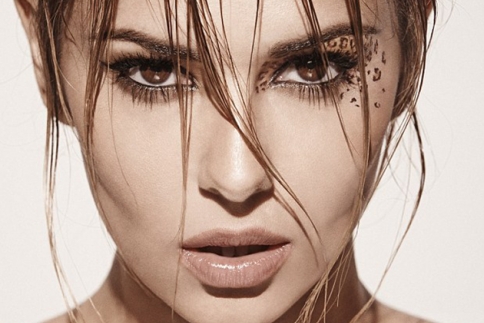 H Cheryl Cole ετοιμάζει το άλμπουμ της και ποζάρει με το T-Shirt των 85 δολαρίων