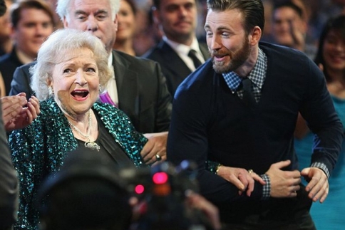 Η 93χρονη Betty White ξανάνιωσε στα χέρια του sexy Chris Evans