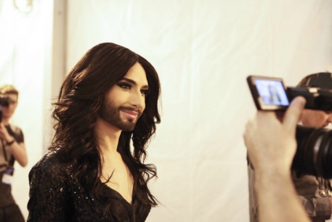 Conchita Wurst: Αγνώριστη χωρίς το μούσι