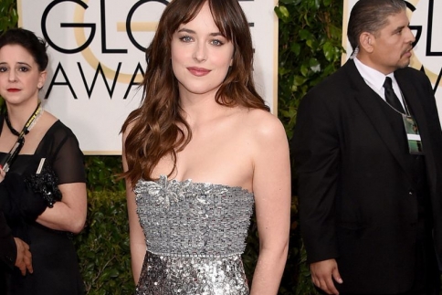 Dakota Johnson: Ξεκίνησε τα μπάνια η πρωταγωνίστρια του 50 Shades Of Grey