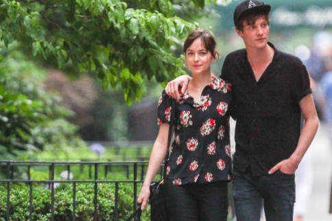 Dakota Johnson - Matthew Hitt: Αγκαλιασμένοι στους δρόμους