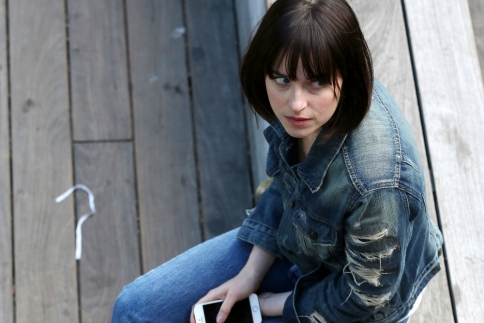 Dakota Johnson: Sexy και άνετη στη νέα της ταινία