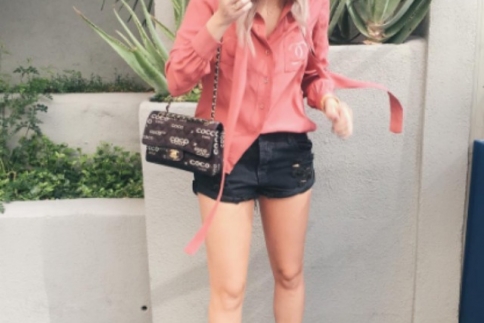 Street style : H Danielle Bernstein σου προτείνει πως να φορέσεις το μαύρο τζιν σορτς