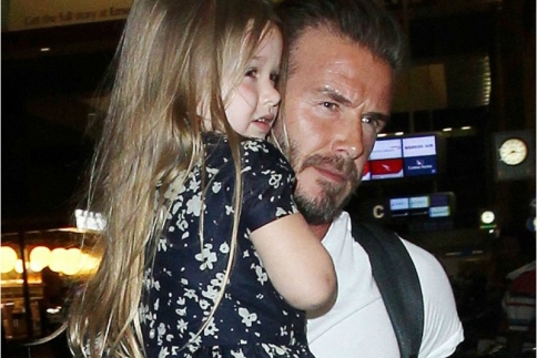 Η Harper Beckham κάνει (ένα ακόμα)τατουάζ στον μπαμπά της