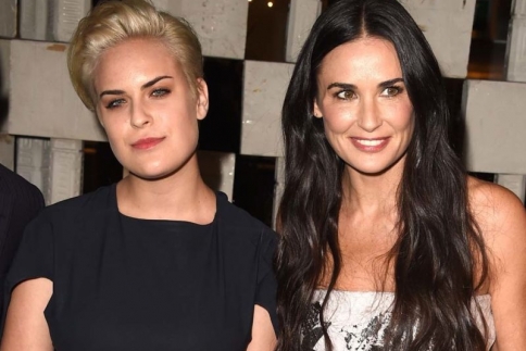 Η κόρη της Demi Moore με παντόφλες και κάλτσες!