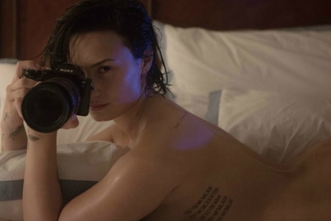 Demi Lovato: Και ολόγυμνη και make up free για το Vanity Fair