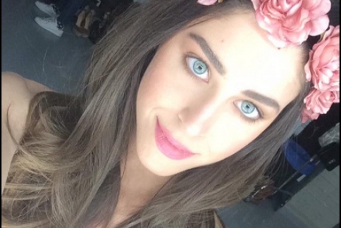 Demy: Βάλε λουλούδια στα μαλλιά 