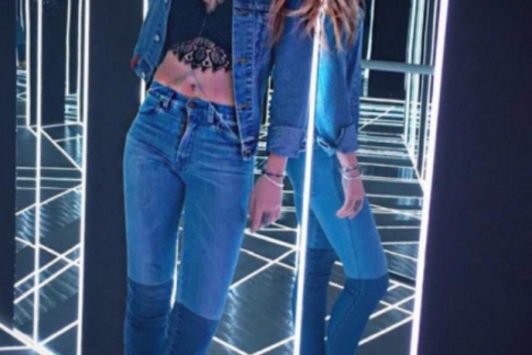 Street style : H Αθηνά Οικονομάκου δοκιμάζει το total denim look με μια σέξι παραλλαγή