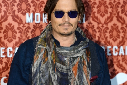 Ο Johnny Depp μας αρέσει ακόμα και με χρωματιστό φουλάρι