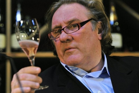 Ο Gerard Depardieu μεθυσμένος επί σκηνής! (video)