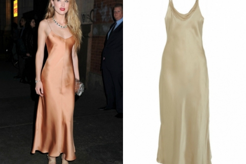 H Amber Heard μας συστήνει το σατέν με τον καλύτερο τρόπο