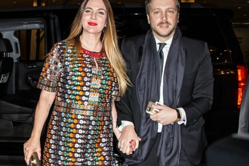 Η Drew Barrymore χαμογελάει πονηρά και κρατάει χέρι-χέρι νέο αμόρε (;)