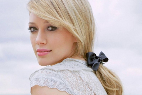 Η Hillary Duff sexy στο περιοδικό Elle