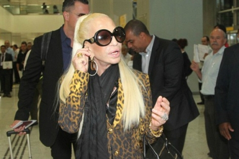 Ετοιμο να λιώσει το λαμπερό πρόσωπο της Donatella Versace