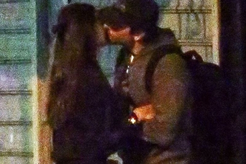 Bradley Cooper – Irina Shayk: Καυτά φιλιά στη μέση του δρόμου