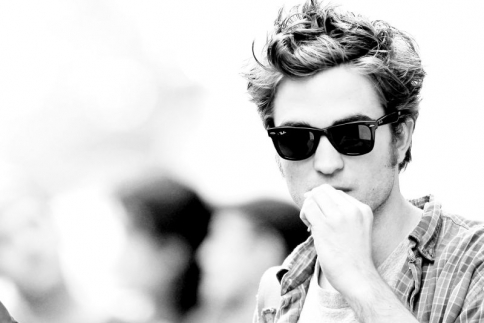 Robert γιατί; Ο Pattinson ξύρισε το κεφάλι του!
