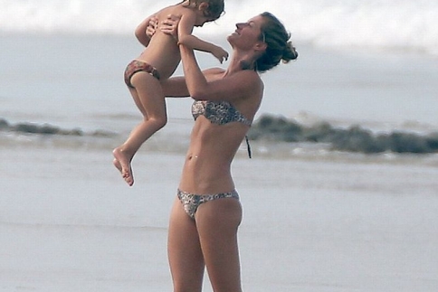 Gisele: Με sexy μπικίνι στην παραλία