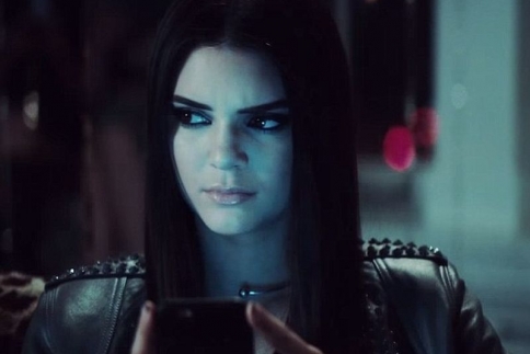Kendall Jenner : Έγινε η ψυχή του πάρτι στη νέα διαφήμιση της Estee Lauder