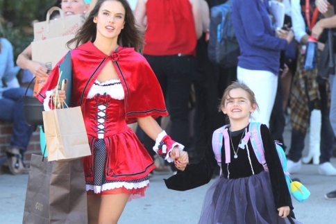 Alessandra Ambrosio είσαι η πιο sexy Κοκκινοσκουφίτσα!