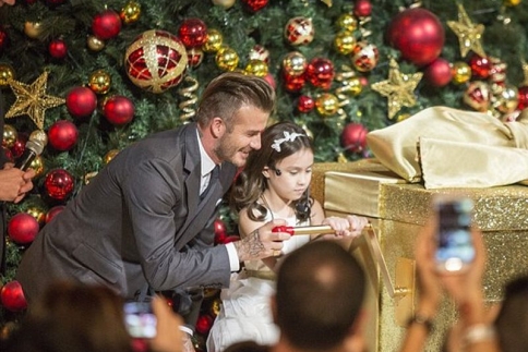Ο David Beckham άναψε το χριστουγεννιάτικο δέντρο στην Σιγκαπούρη