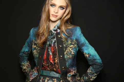 Paris fashion week : O οίκος Elie Saab φλερτάρει με το military chic για το φθινοπώρο-χειμώνα 2015/2016