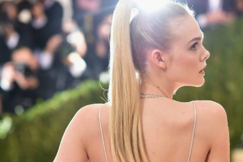 H Elle Fanning λέει ναι στα ροζ μαλλιά! Εσύ; 