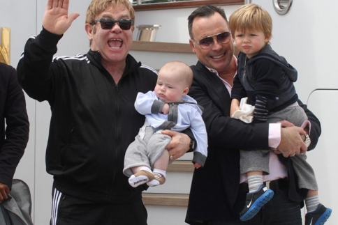 Έξαλλος ο Elton John! Κάνει μποϊκοτάζ στους Dolce&Gabbana 