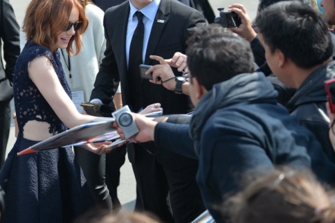Emma Stone: Πιο cool και κεφάτη από ποτέ υπογράφει αυτόγραφα