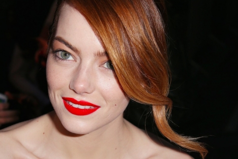 Emma Stone: Υιοθέτησε κι εσύ το hair styling και το μακιγιάζ της!