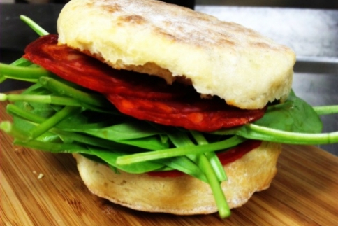 Marko Rossi: Αφράτα English muffin για να κάνεις αμέτρητους λαχταριστούς συνδυασμούς - Κεντρική Εικόνα